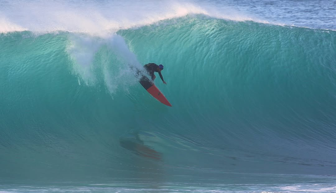 Photo by Pete Hodgson on April 10, 2026. May be an image of surfboard, wetsuit, water, ocean and text.
