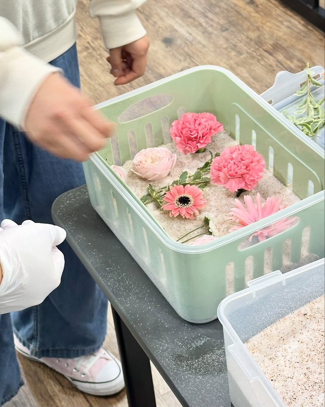 Photo shared by 플로리스트 나혜선 | 리부케 창업 컨설팅 • Flower Preservation Workshops on November 07, 2025 tagging @florist_hyeseon, and @ifsa.kr. May be an image of flower arrangement, flower pot, globe amaranth, baby's-breath, carnation, rose and text.