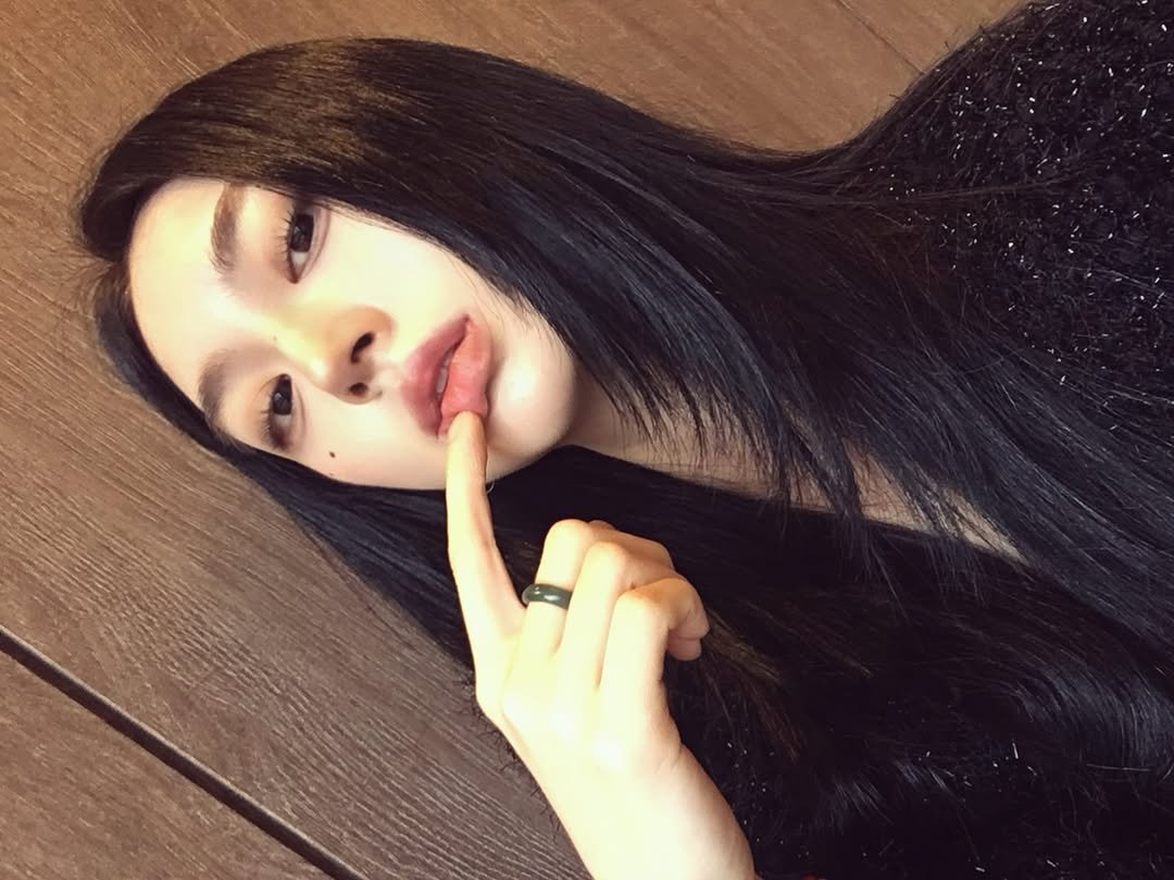 Photo by 최지안 on December 13, 2025. May be a selfie of one or more people, makeup, eyeliner, long hair and text.