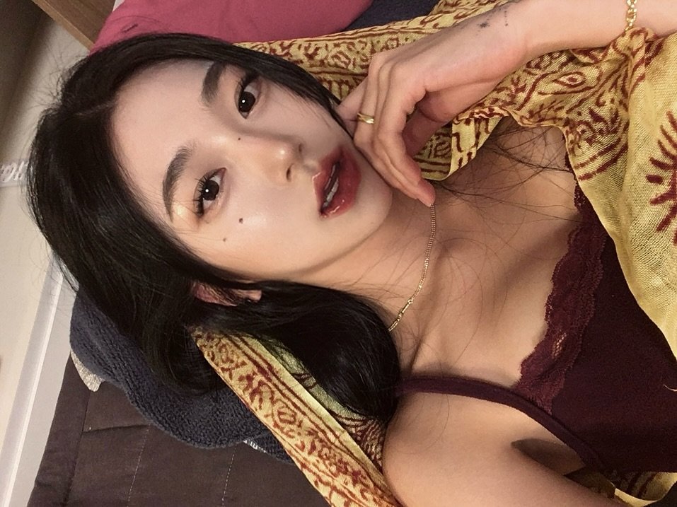 Photo by 최 지 안 on August 23, 2025. May be a selfie of 1 person, hair, sleepwear, shawl and text.