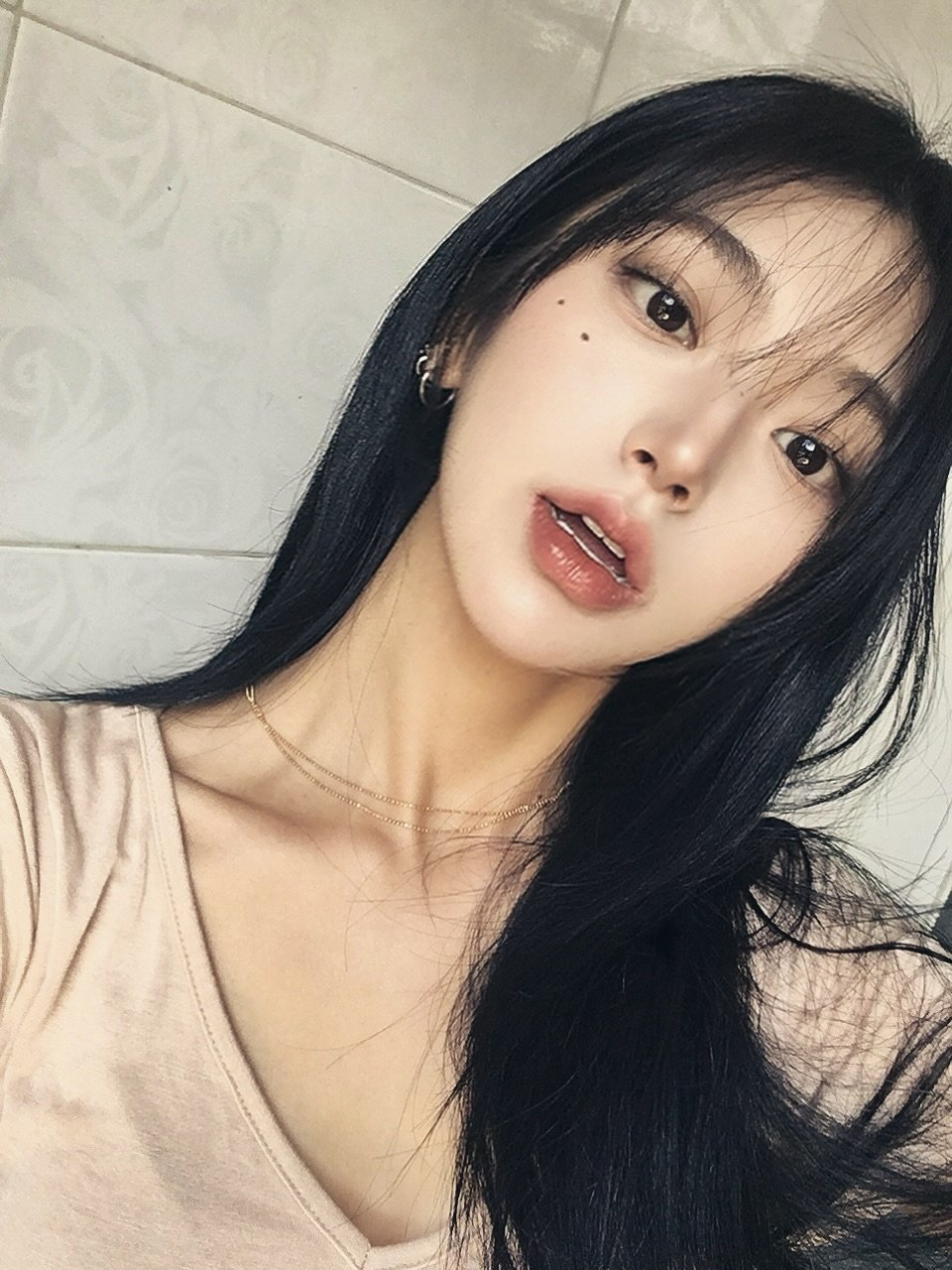 Photo by 최 지 안 on October 01, 2025. May be a selfie of 1 person, makeup, lipstick, hair and text.