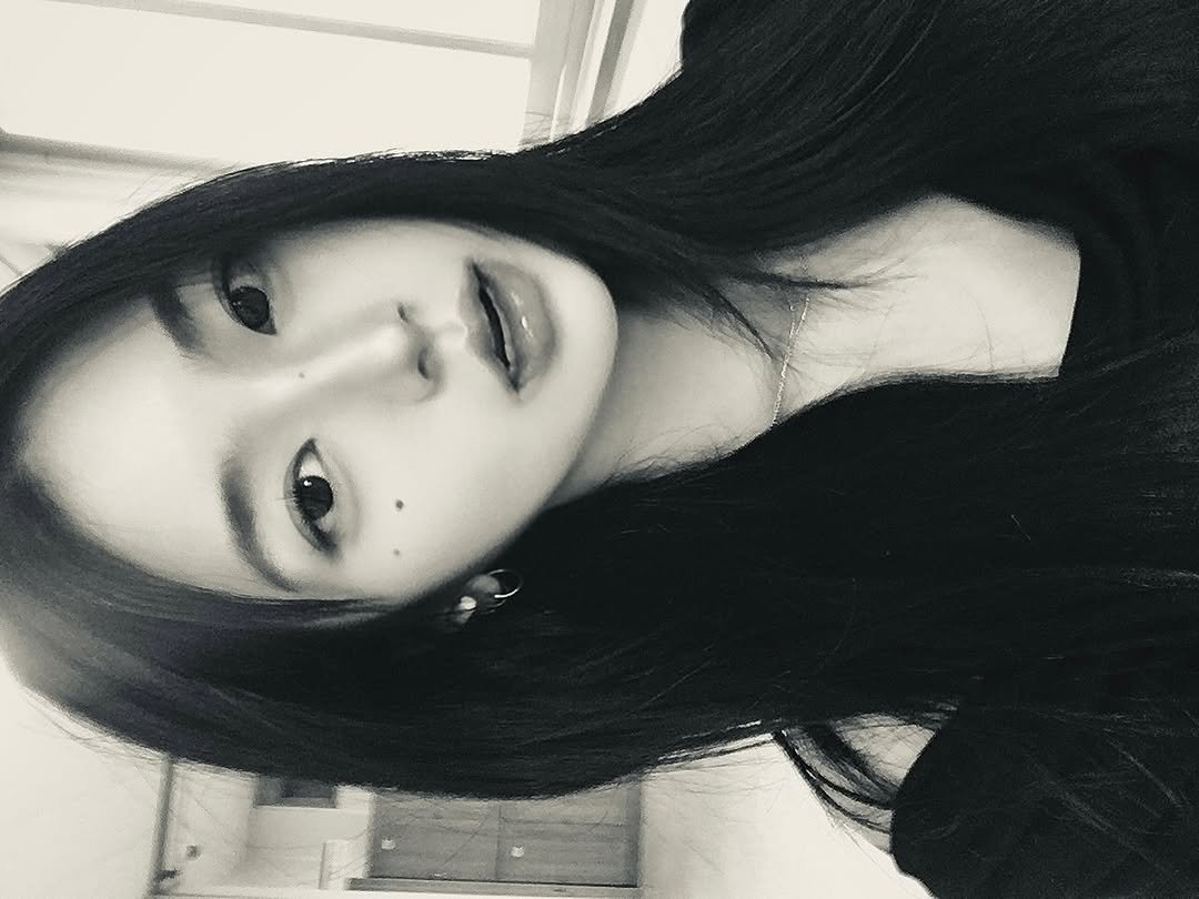 Photo by 최 지 안 on October 23, 2025. May be a black-and-white image of one or more people, hair and text.