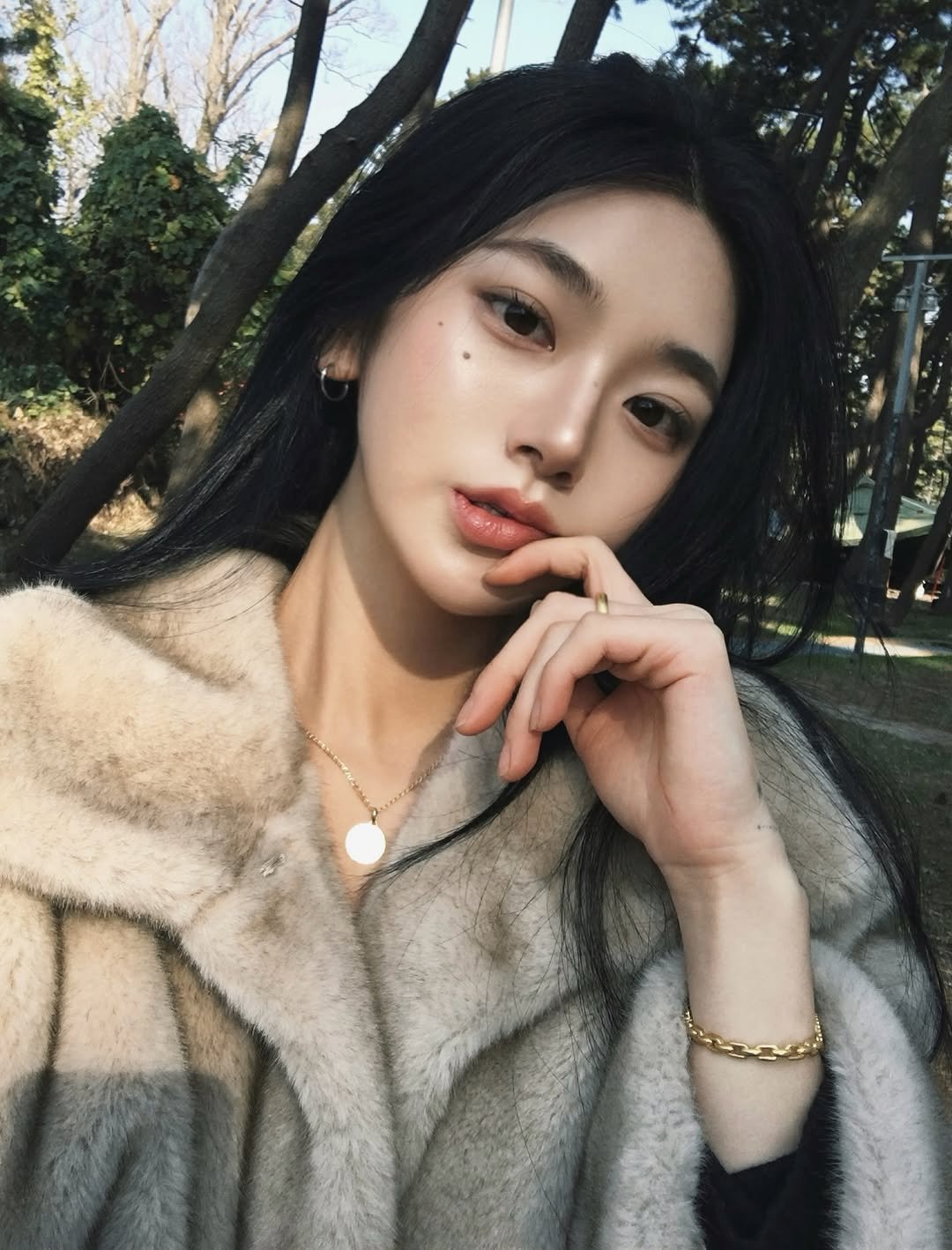 Photo by 최지안 on November 22, 2025. May be an image of one or more people, hair, makeup, duffle coat, goosedown coat, parka and text.