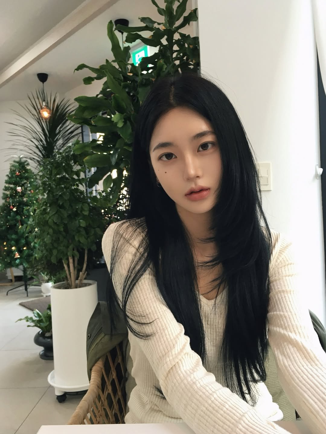 Photo by 최지안 on December 08, 2025. May be an image of one or more people, hair, top and text.