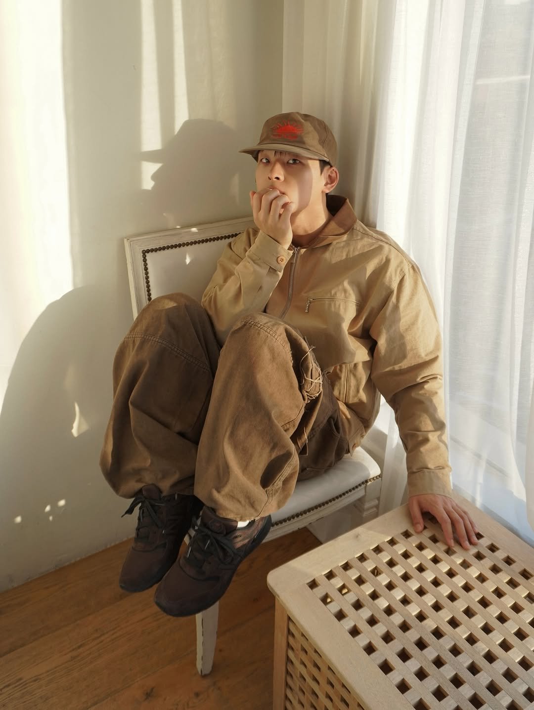 Photo shared by 길정호 on November 03, 2025 tagging @newbalance, and @folder_korea. May be an image of wingtip shoes, duffle coat, hat, military uniform, parka and text.