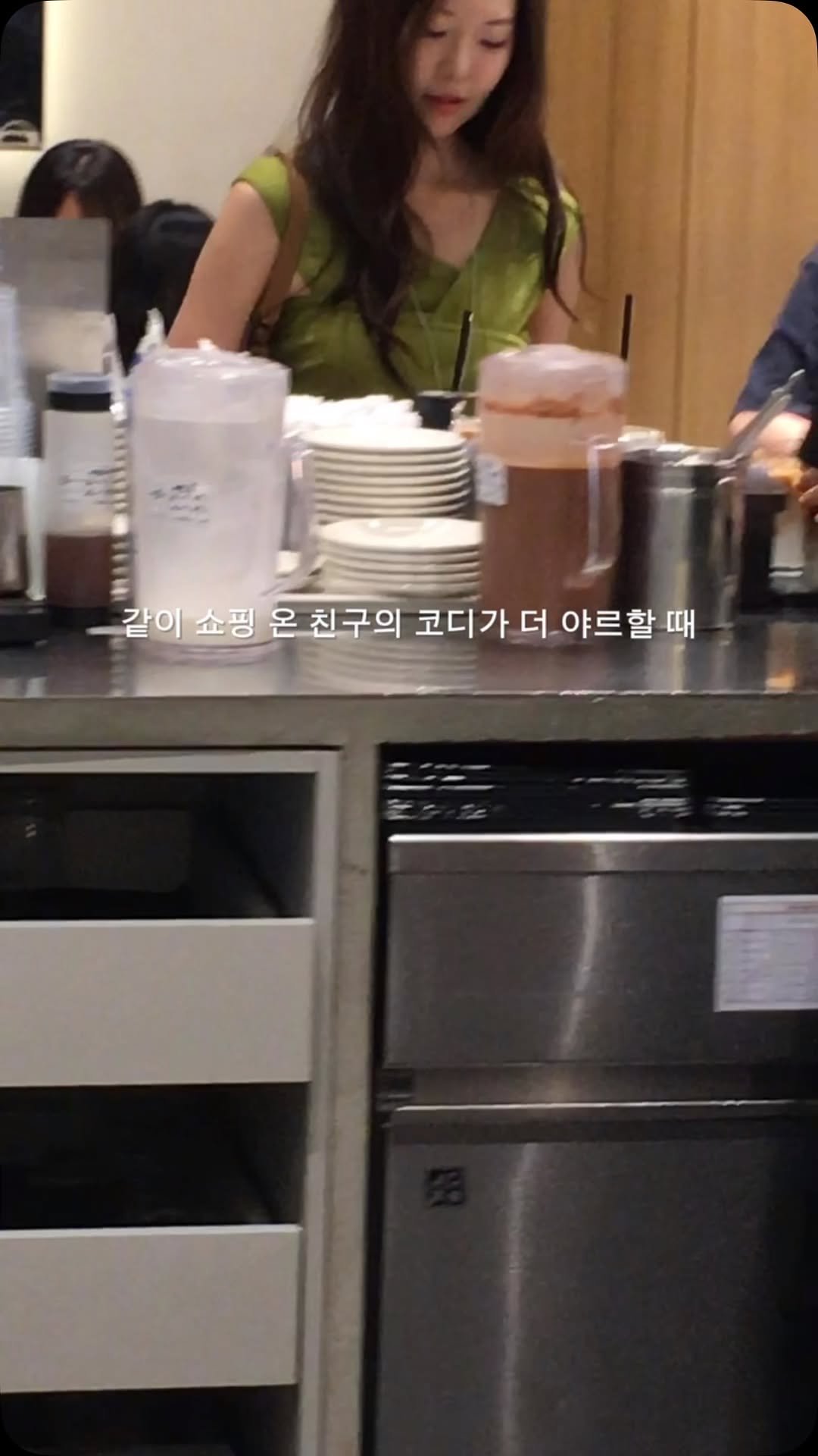 fomingmuse 게시물 이미지: 옷 살랬더니 친구 옷이 더 예뻐,,🙄

댓글에 [정보] 남겨주시면 구매링크 바로...