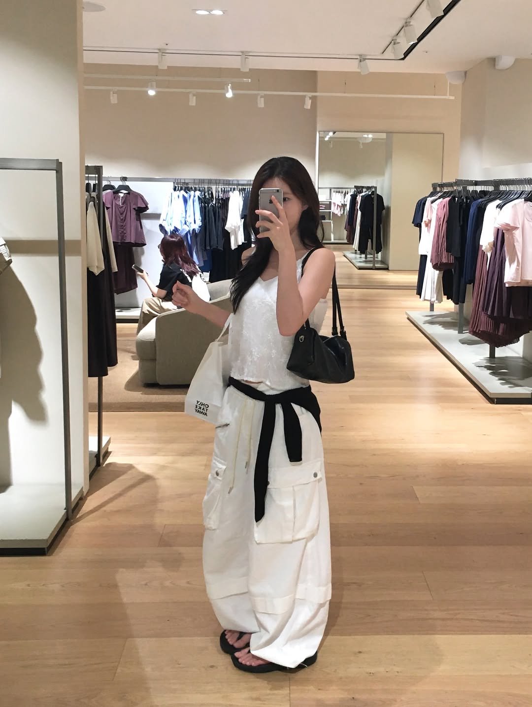 fomingmuse 게시물 이미지: 친구랑 만날땐 가디건 벗고🕶️
엄마랑 데이트할땐 가디건 입는 룩ꕤ˖⸝⸝₊˚
다같이...