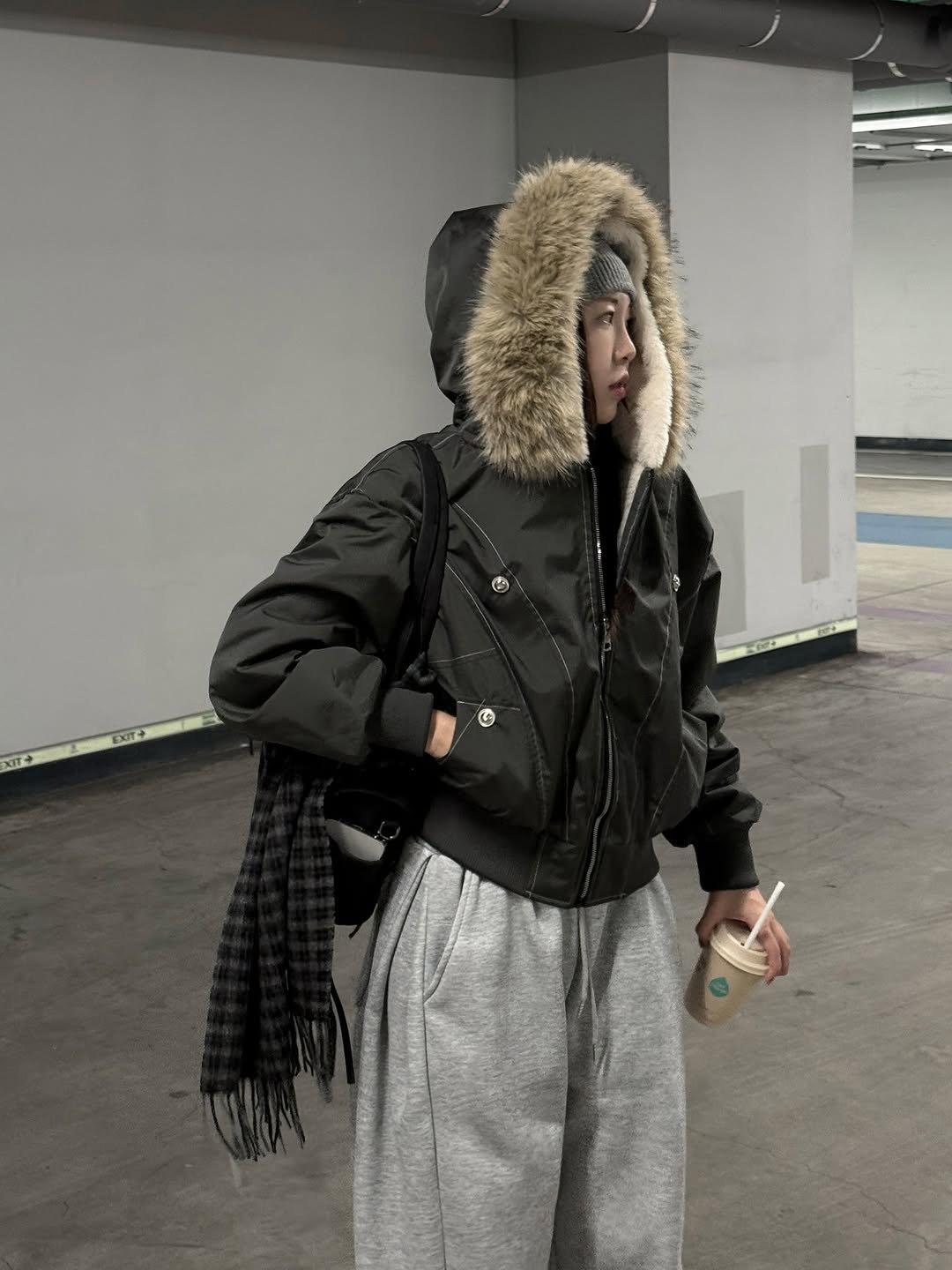 Photo by 포밍뮤즈 on November 16, 2025. May be an image of overcoat, sable coat, goosedown coat, duffle coat, sweatsuit, parka, jacket, sweatpants and text.