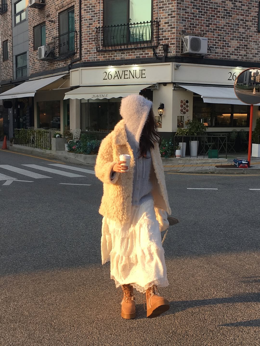 Photo by 포밍뮤즈 on January 08, 2026. May be an image of sable coat, duffle coat, overcoat, goosedown coat, parka, street and text that says '26AVENUE AVENE'.