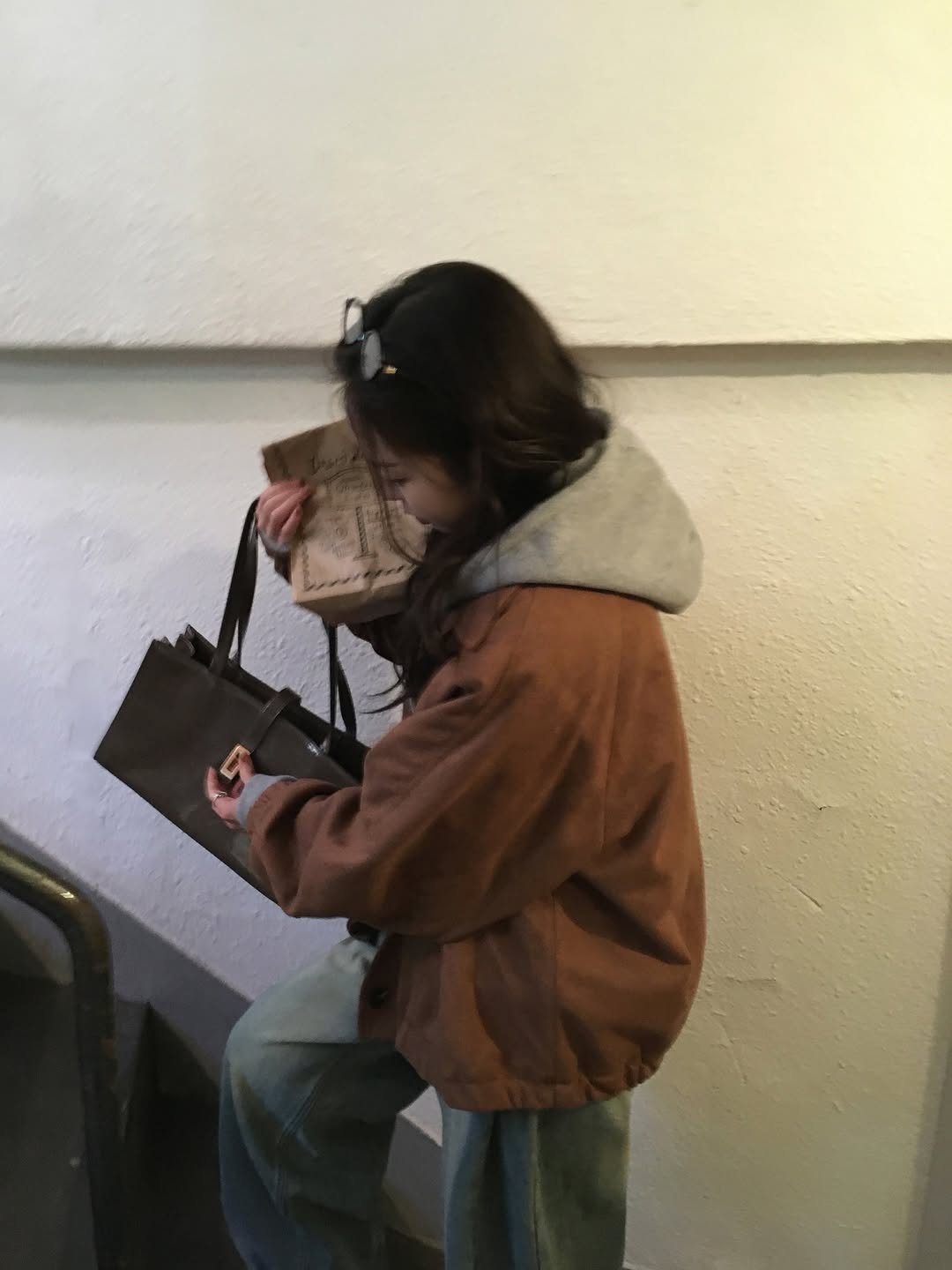 Photo by 포밍뮤즈 on January 07, 2026. May be an image of duffle coat, overcoat, parka and text.