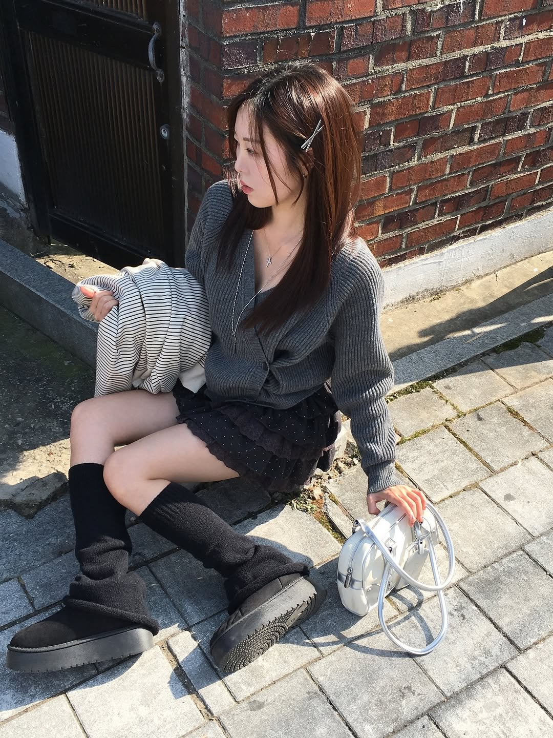 Photo by 포밍뮤즈 on November 23, 2025. May be an image of duffle coat, boots, parka, miniskirt and text.