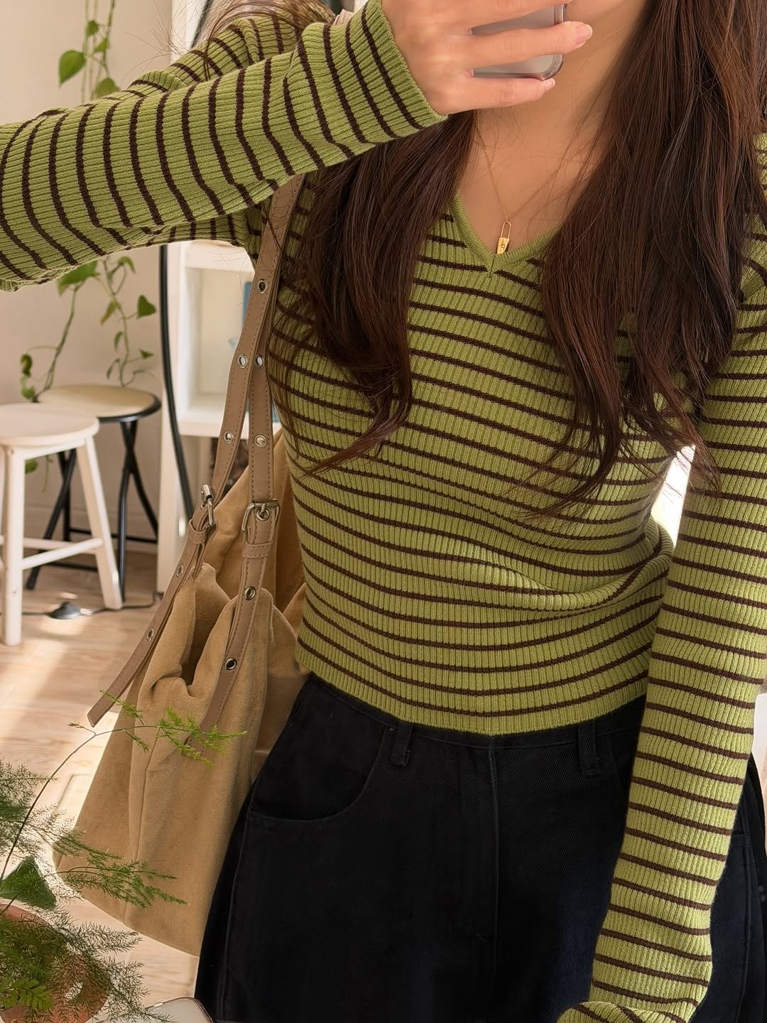 Photo by 포밍뮤즈 on February 03, 2026. May be an image of sweater, knit, top, cardigan, turtleneck and text.