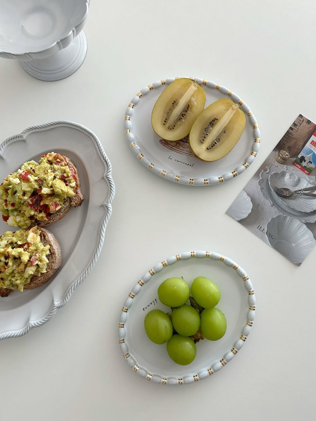 Photo shared by 위드혀니 I 재료백서_혀니😋 on September 25, 2025 tagging @illang_studio. May be an image of fruit, chinaware, placemat, kitchenware, toast and text.