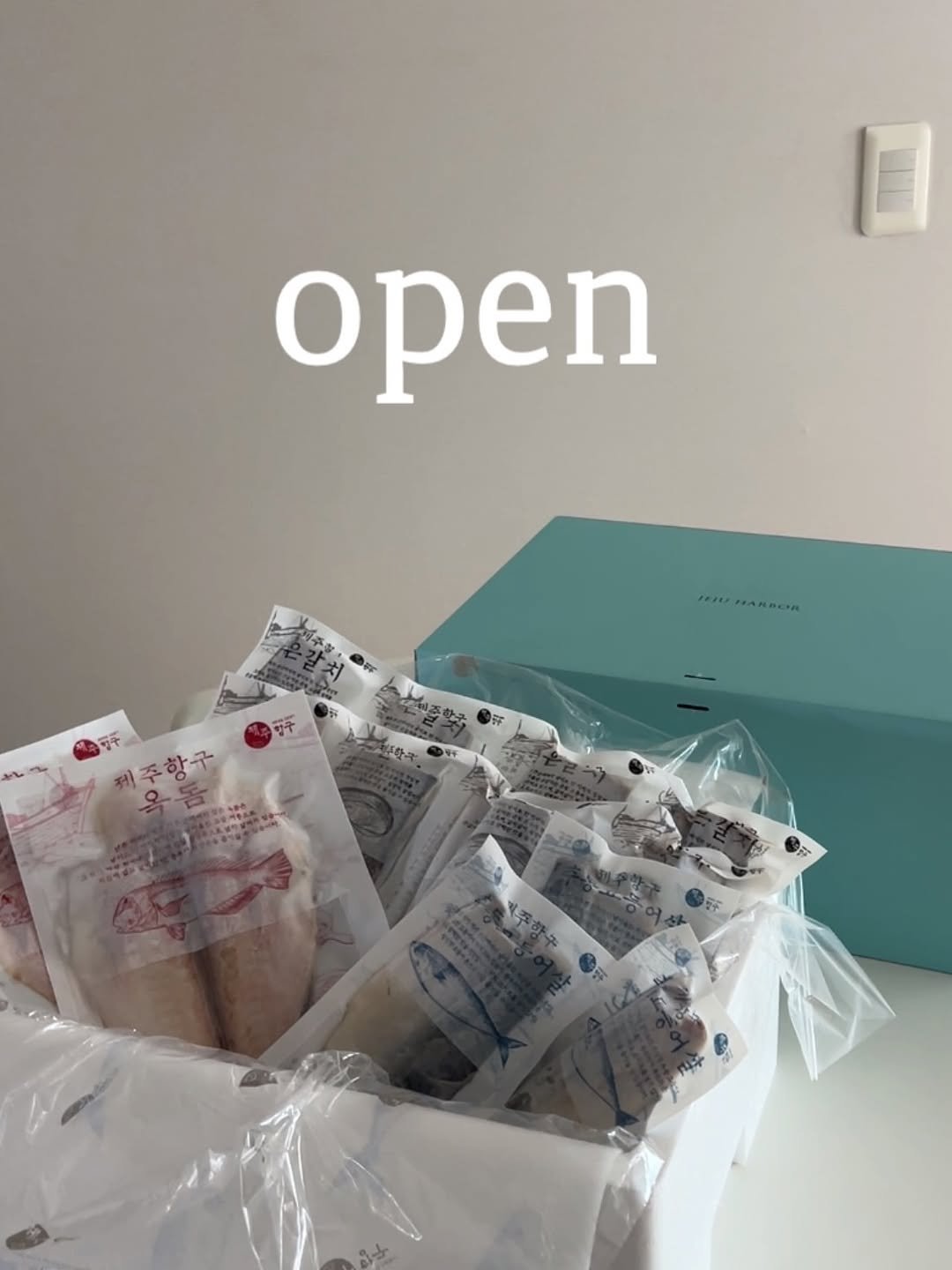 Photo by 위드혀니 I 재료백서_혀니😋 on September 14, 2025. May be an image of turnover, box, hamper, clipboard, cornflower and text that says 'E open በ 仙否かみ 茶 제주항구 제주향주'.