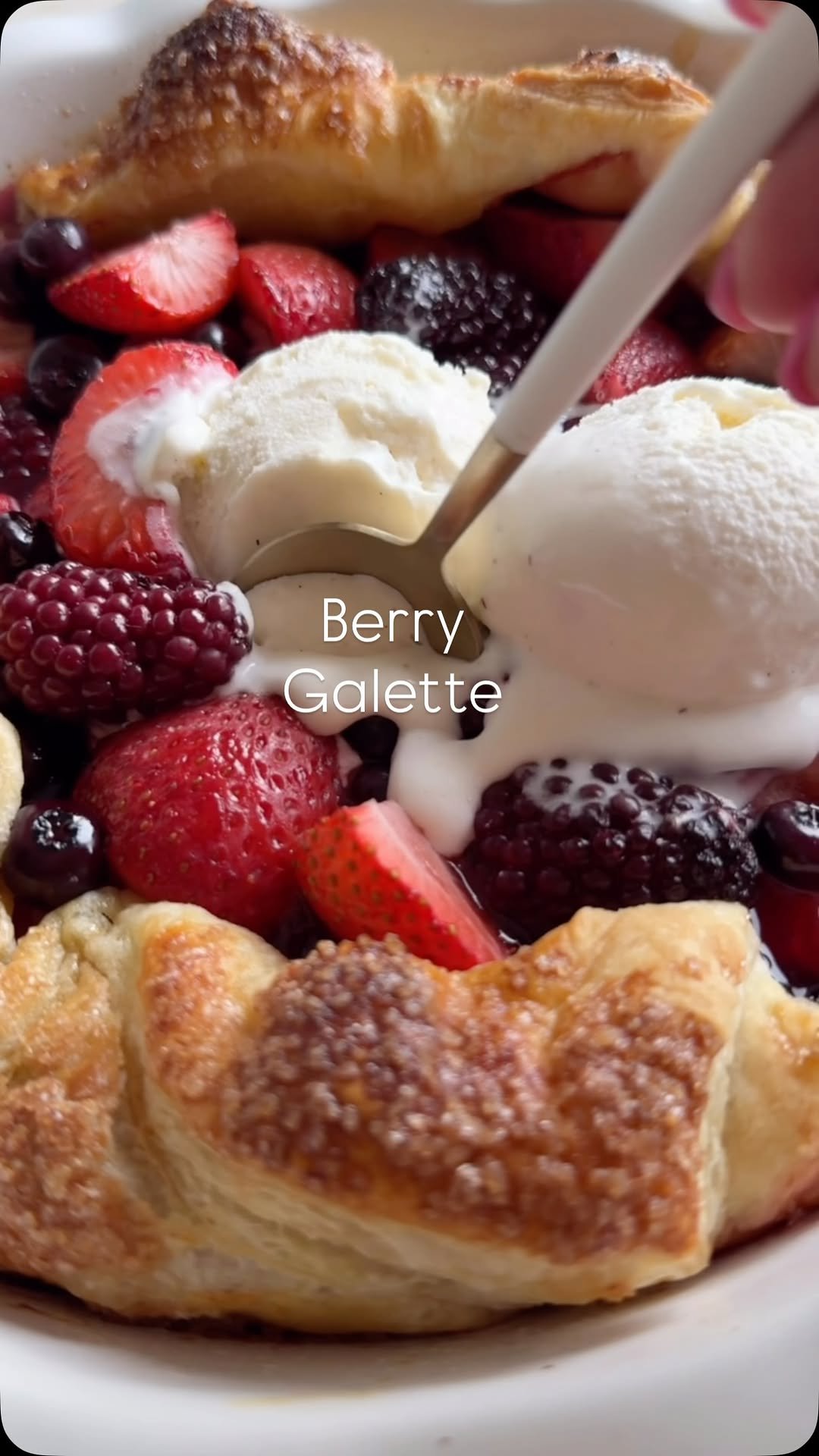 fooddolls 게시물 이미지: @fooddolls Summer dessert goals = THIS Berry...
