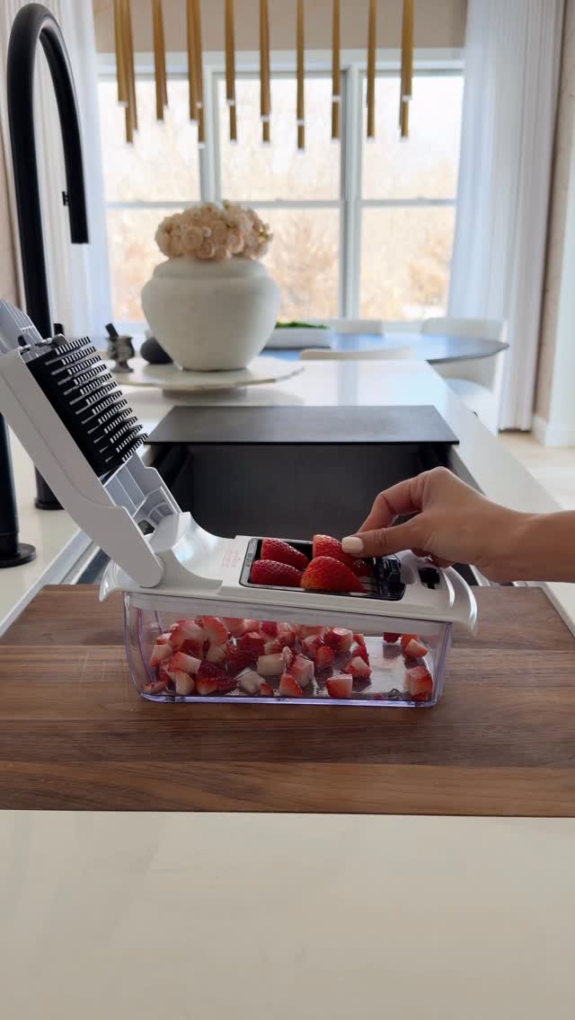 fooddolls 게시물 이미지: Chopped Fruit Salad 🍓
We’ve been on a fruit...