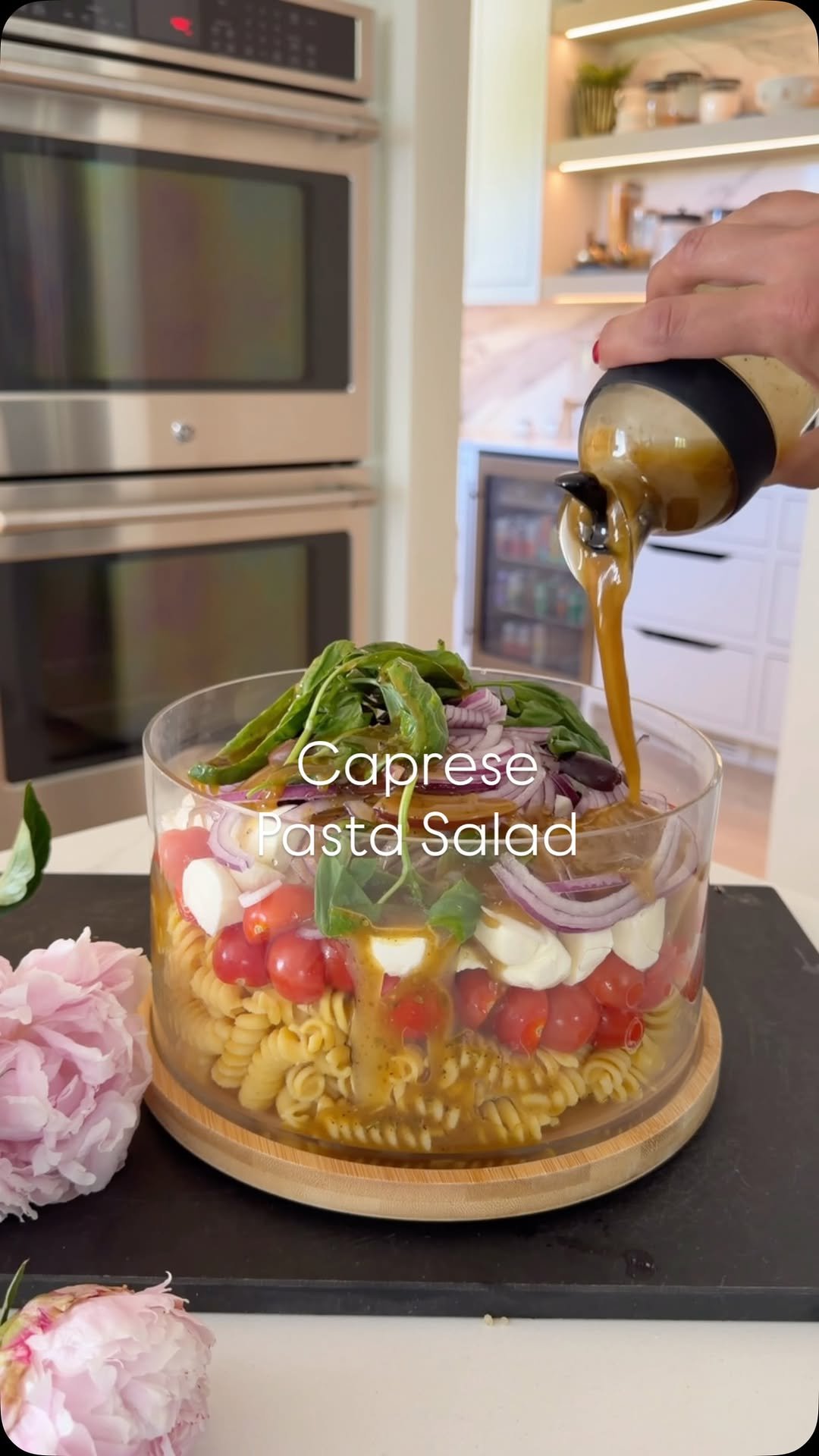fooddolls 게시물 이미지: @fooddolls This Caprese Pasta Salad is fresh,...