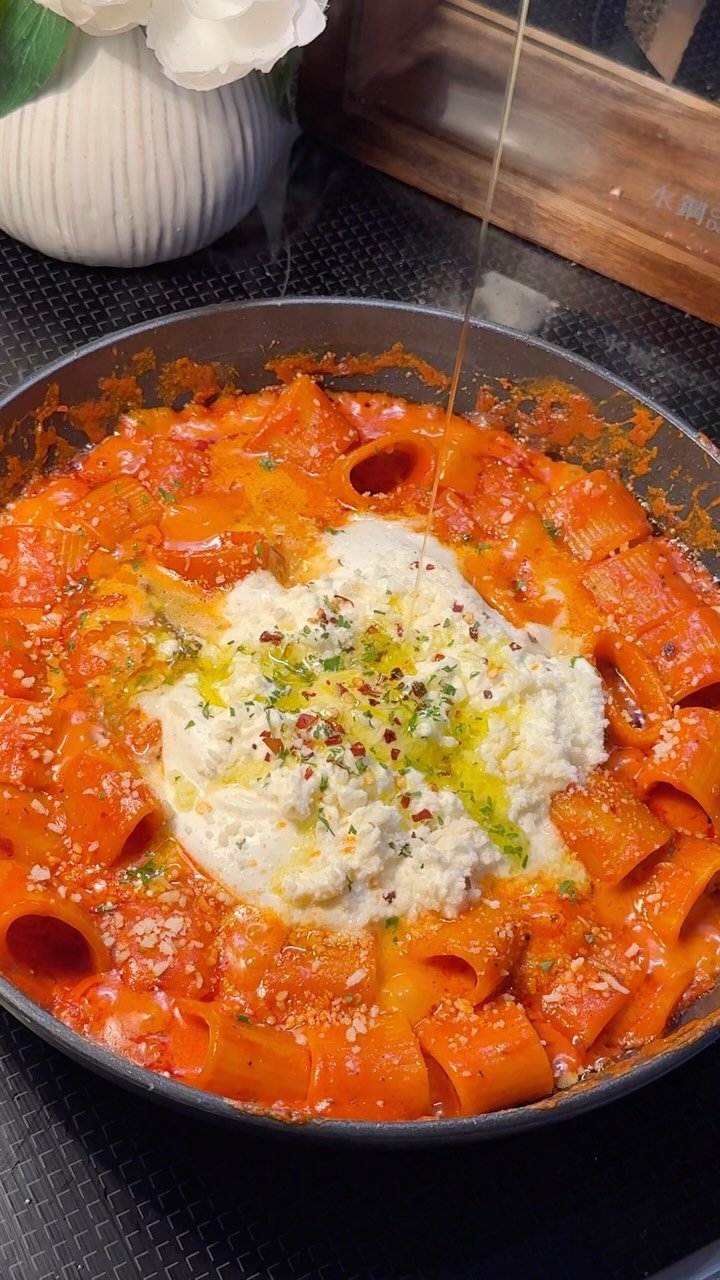 foodie.randy 게시물 이미지: EASY MEALS FOR 2, EP 21 
Spicy Vodka Rigatoni...
