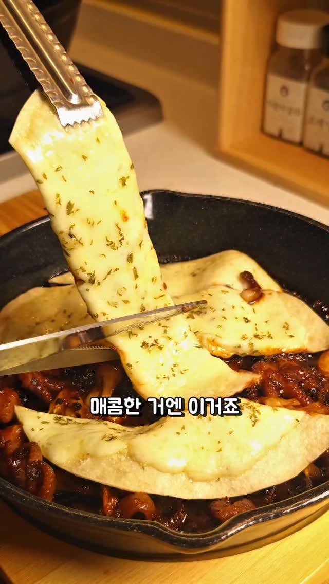 foodie___choi 게시물 이미지: 매운 음식엔 치즈쌈⏬️⏬️ 

매운거 하면 치즈가
빠질 수 없죠?ㅎ 

보통은 치즈...