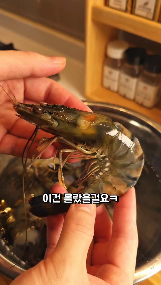 foodie___choi 게시물 이미지: 새우 이렇게 까보세요!!⏬️⏬️

저는 새우 먹을 때
머리는 안 먹는...