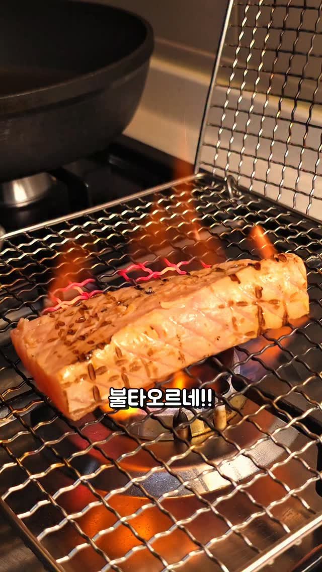 foodie___choi 게시물 이미지: 불타오르는 연어?!ㅋ⏬️⏬️

제가 연어 먹을때
자주 이렇게 먹어요😁

그냥...