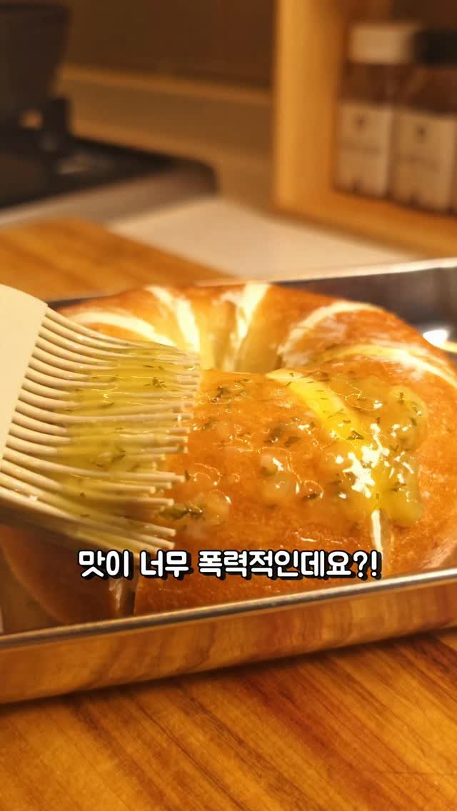 foodie___choi 게시물 이미지: 폭력적인 베이글.. 버터갈릭크림치즈!!⏬️⏬️ 

만들면서도 놀랐는데
맛 보니까 더...