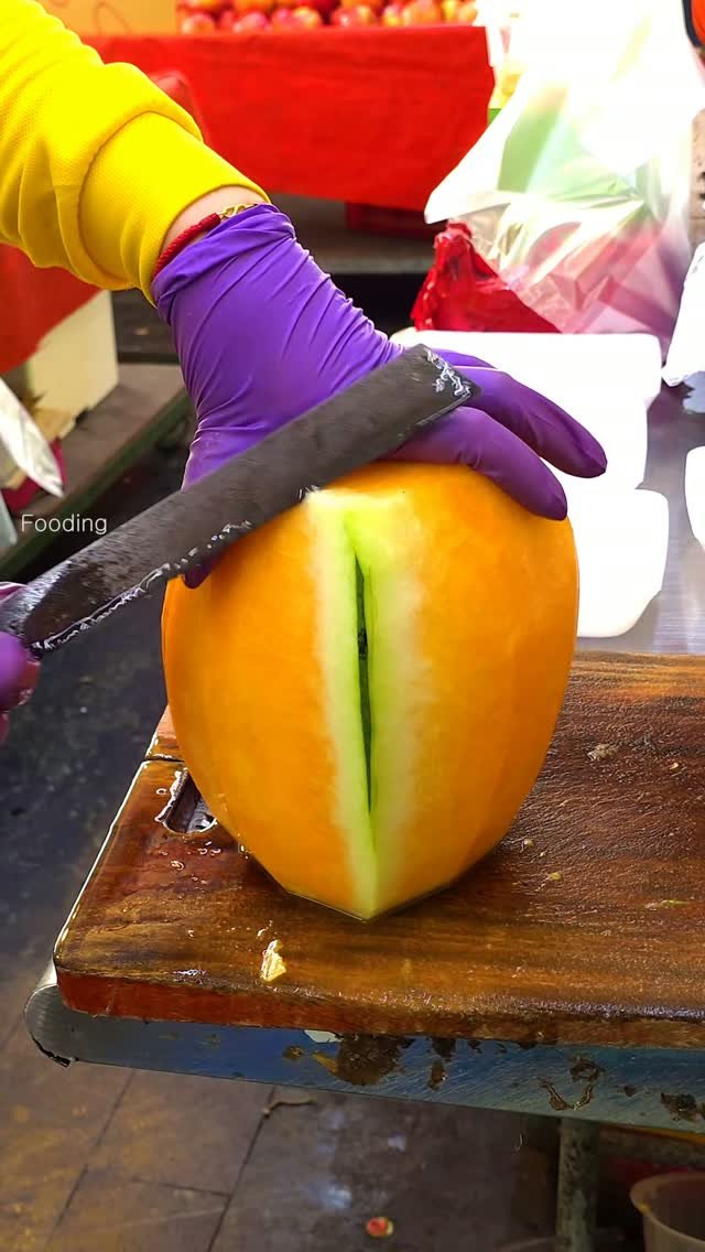 fooding2017 게시물 이미지: Amazing!! Taiwanese Yellow Watermelon Cutting