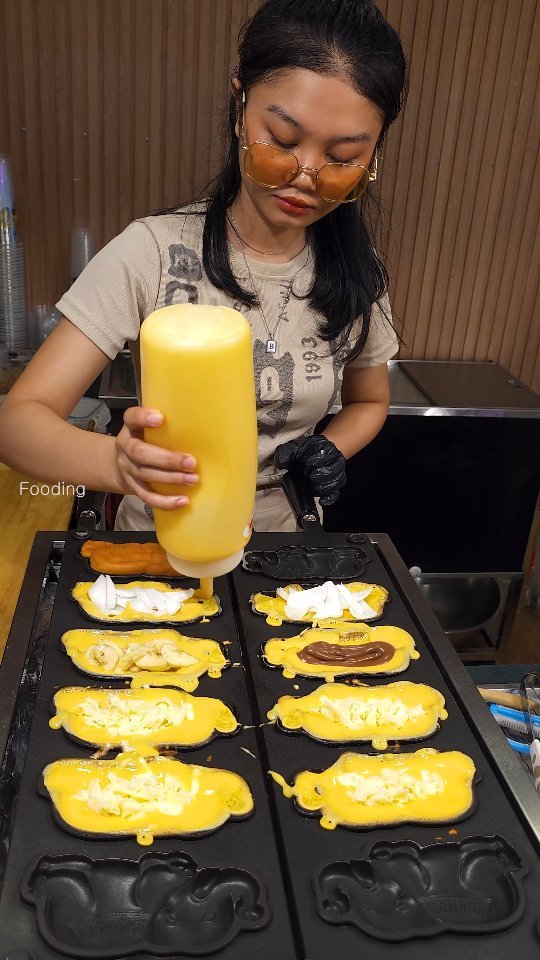 fooding2017 게시물 이미지: Amazing Thai Girl's Elephant Bread - Thai...