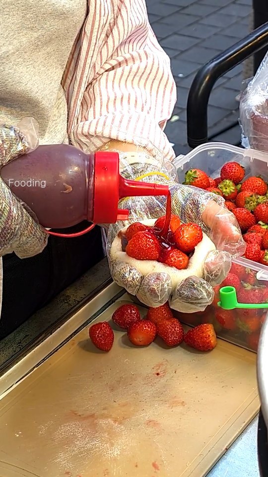 fooding2017 게시물 이미지: Cute Strawberry Mochi in Myungdong