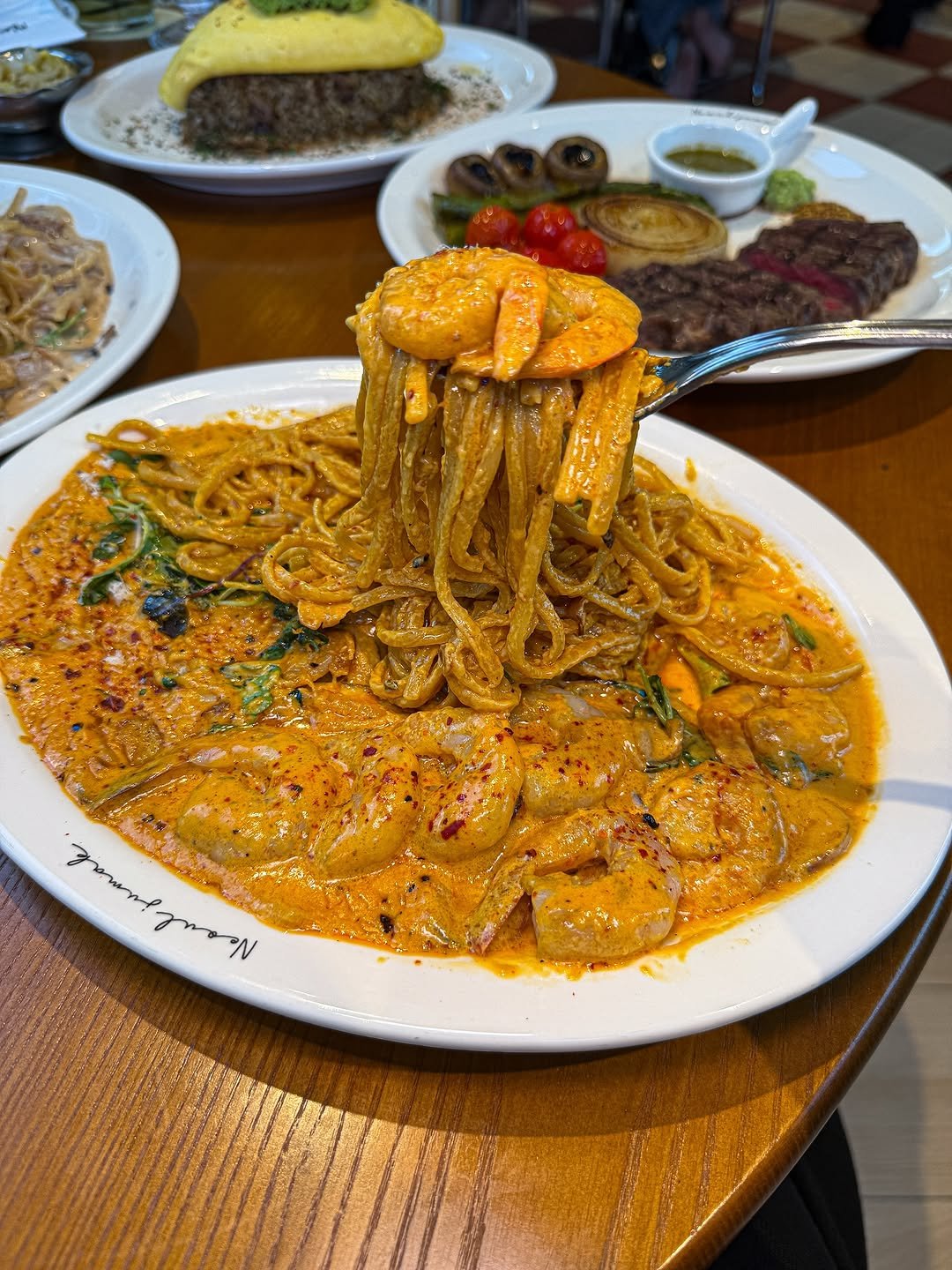 Photo by 푸돌핀 💘 on October 29, 2025. May be an image of chow mein, ramen, pasta, steak, noodles, spaghetti, prawn and text.