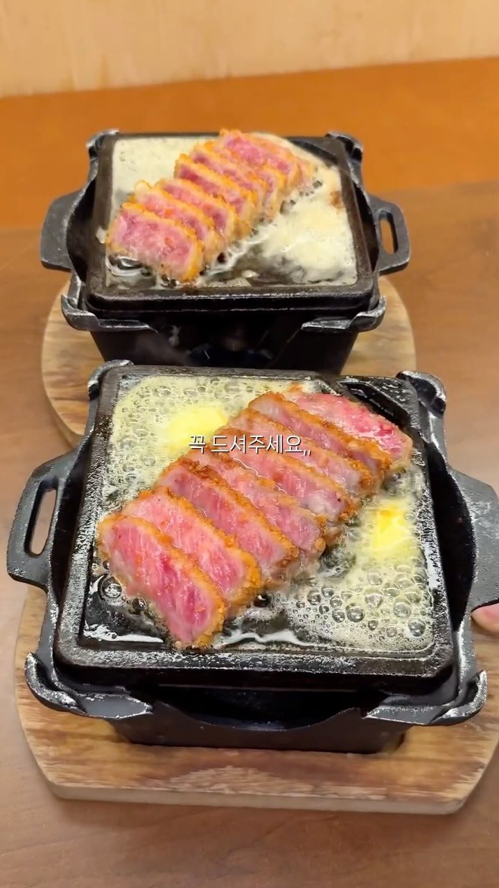 foodorphin_ 게시물 이미지: 육즙 머금은 촉촉한 안심카츠를 그냥 주는게아니라 뜨거운 철판위에 치즈소스를 부어...