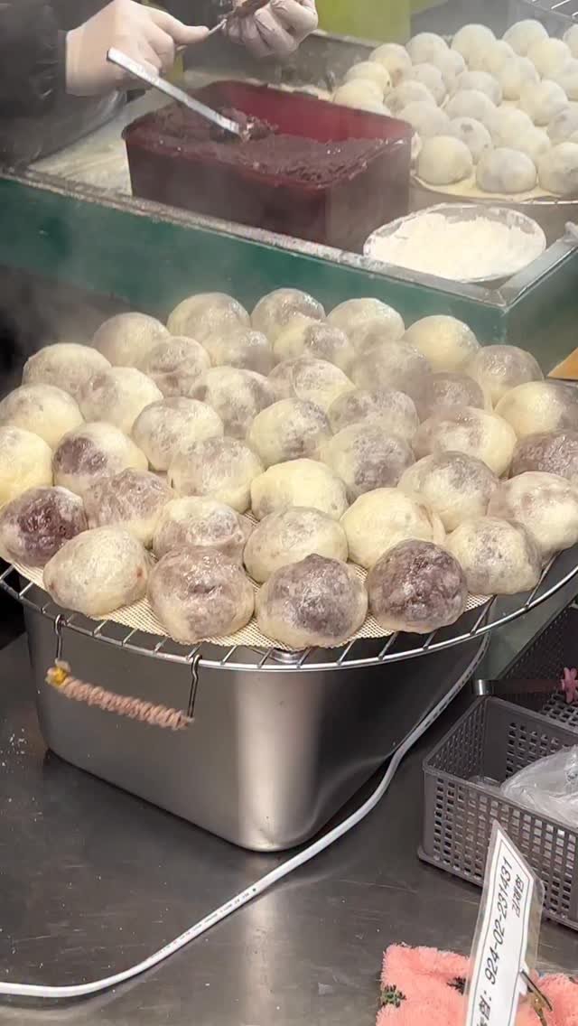 foodorphin_ 게시물 이미지: 세상에서 제일 맛있는 찐빵이에요. 부산에서 불티나게 팔려나가는 찐빵집! 깡통시장...