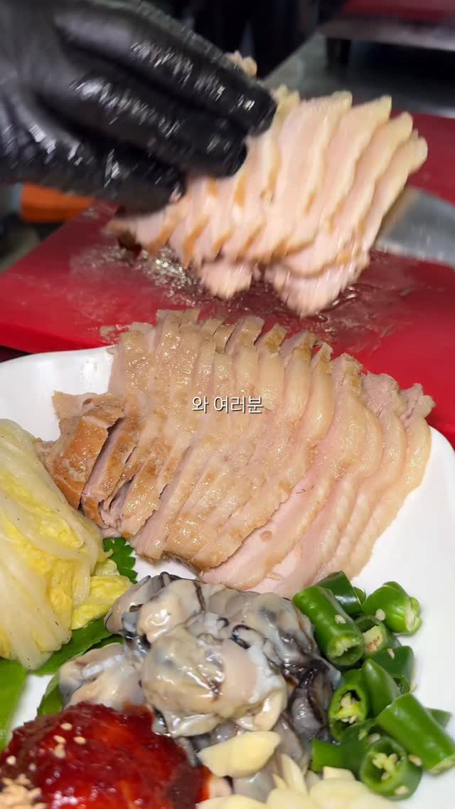 foodorphin_ 게시물 이미지: 와 여러분 드디어 굴보쌈의 계절이 왔습니다!!! <조개우물보쌈> 잘 삶아진 가브리살...