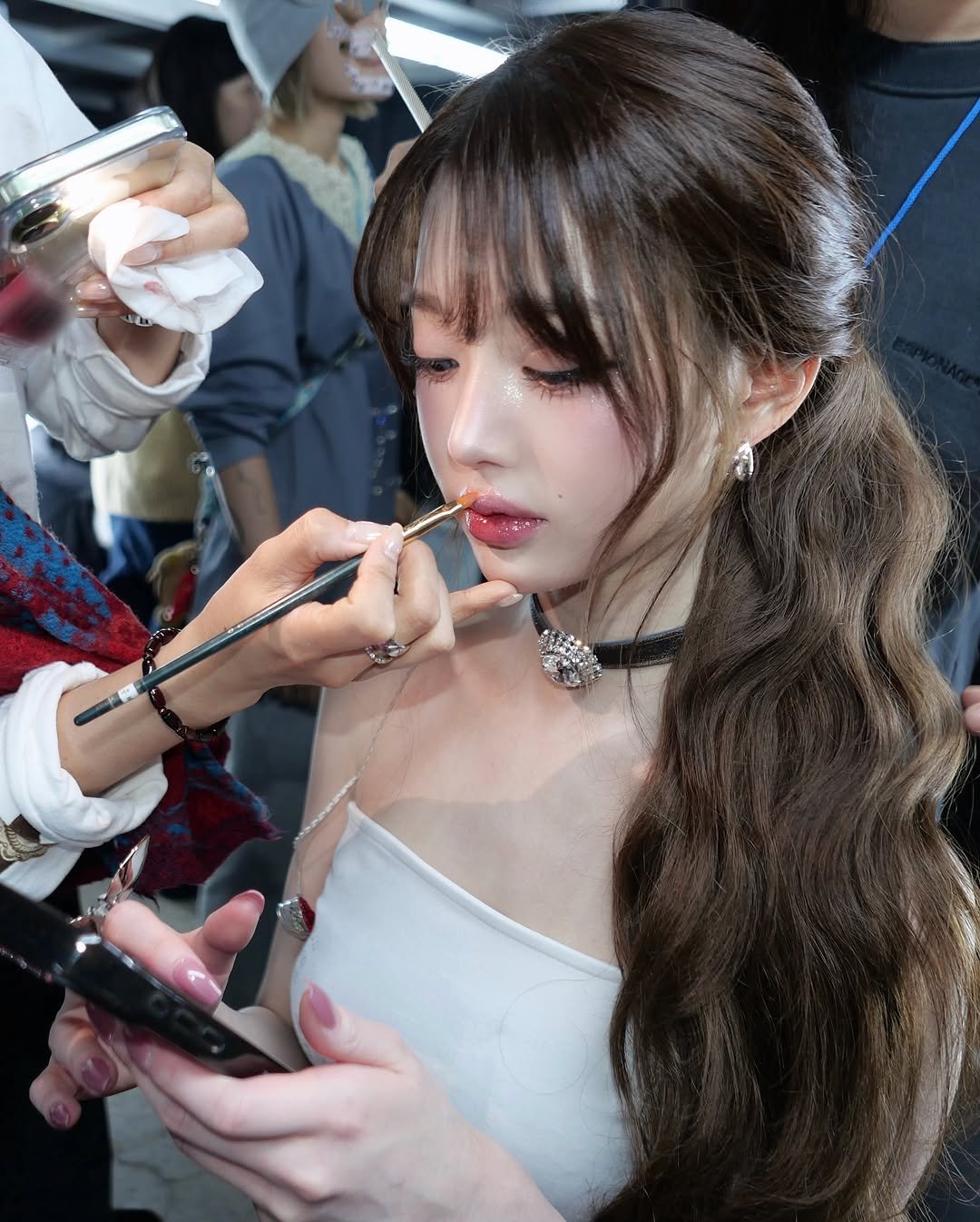 Photo shared by 장원영 WONYOUNG on November 06, 2025 tagging @biyaaaa, and @dami_jo15. May be an image of one or more people, hair, bolo tie and text.