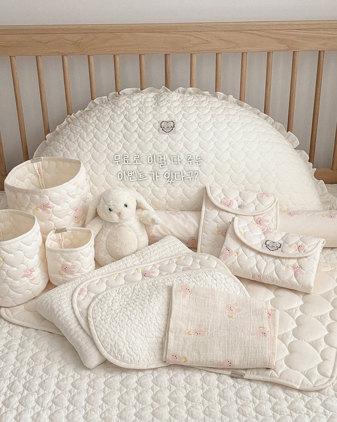 Photo by 포몽드 · 아기쿨매트 맛집 on August 13, 2025. May be an image of mattress, baby bed, playpen, blanket and text that says '무료로 이걸 이걸다주는 무료로이걸다주는 다 이벤트가있다구? 아벤트 가 있다 있다구? 7? 구?'.