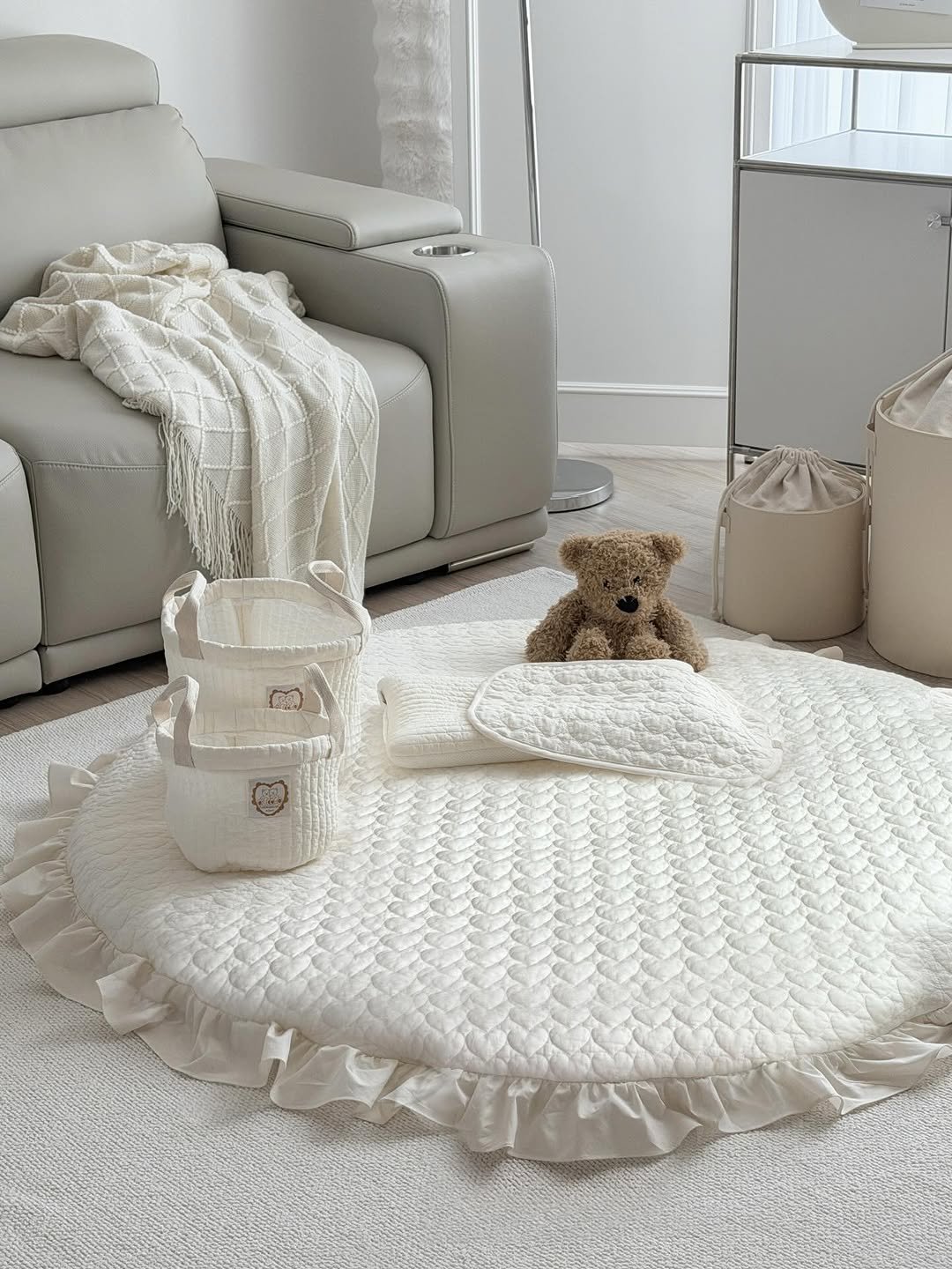 Photo by 포몽드 · 낮잠이불 쿨매트 아기침구♥ on February 12, 2026. May be an image of blanket, baby bed, bathmat, beanbag chair and text.