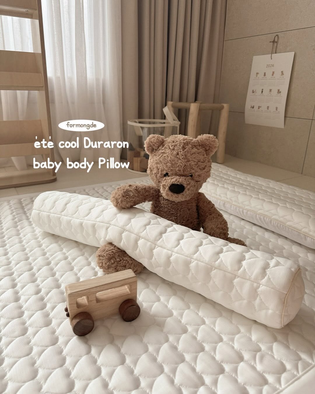 Photo by 포몽드 · 낮잠이불 쿨매트 아기침구♥ on April 09, 2026. May be an image of baby bed, diaper, playpen, mattress, blanket, bedroom and text that says '2024 PIIS いい品 E formongde été cool Duraron baby body Pillow HU'.