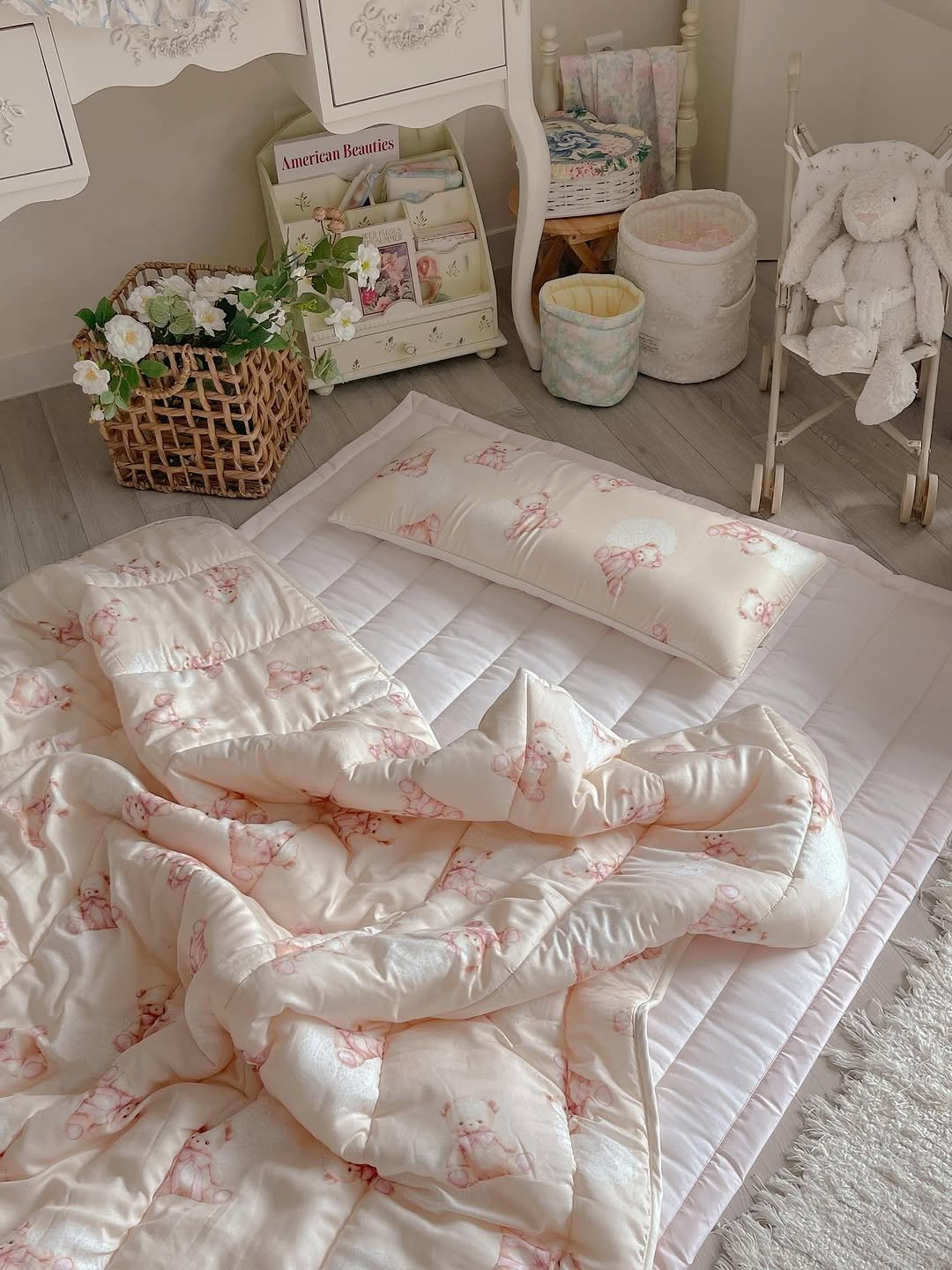 Photo by 포몽드 · 아기쿨매트 맛집 on November 10, 2025. May be an image of bedroom and text.