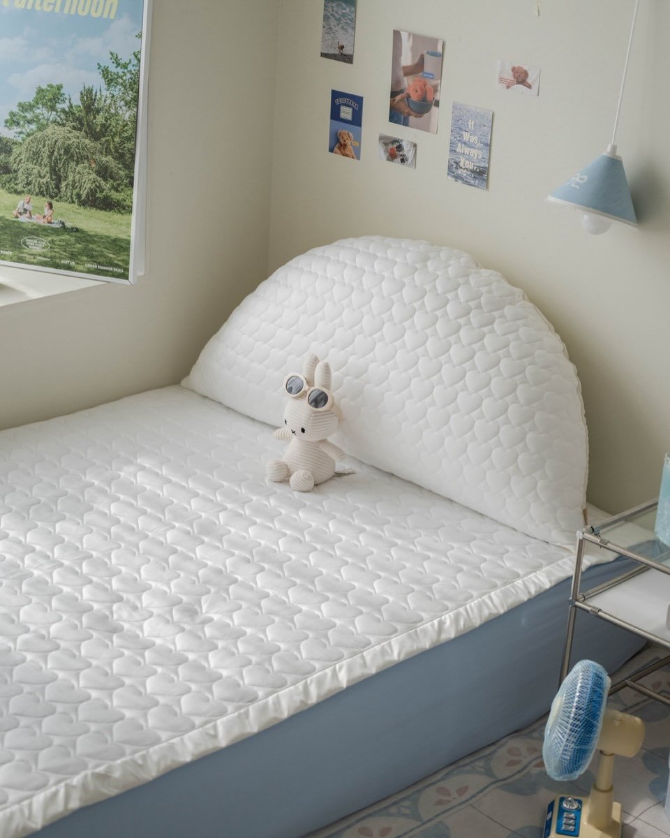 Photo by 포몽드 · 낮잠이불 쿨매트 아기침구♥ on April 22, 2026. May be an image of bed, mattress, baby bed, futon, bedroom and text.