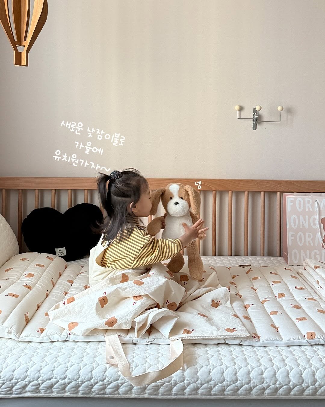 Photo by 포몽드 · 아기쿨매트 맛집 on August 25, 2025. May be an image of 1 person, bed, mattress, baby bed, blanket, bedroom and text.