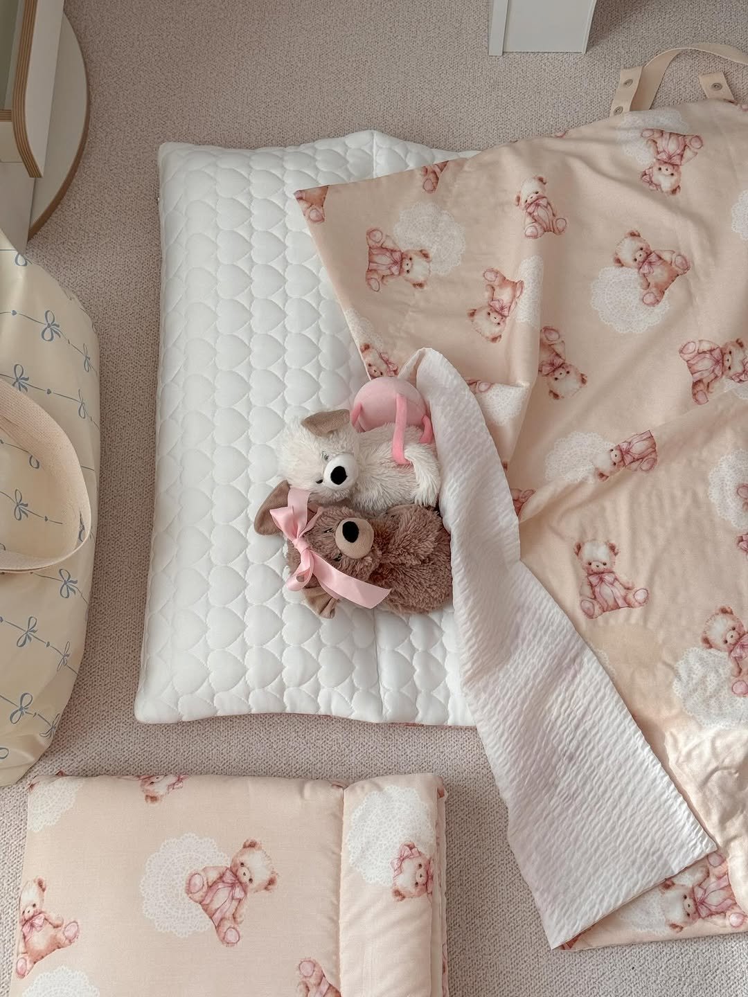 Photo by 포몽드 · 낮잠이불 쿨매트 아기침구♥ on March 04, 2026. May be an image of baby bed, mattress, blanket, bedroom and text.