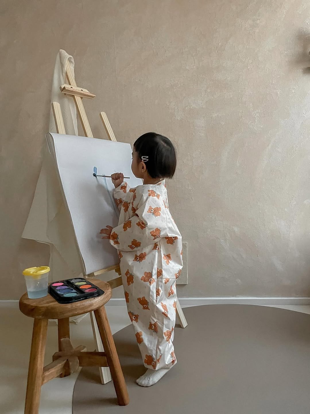 Photo by 포몽드 · 아기쿨매트 맛집 on September 30, 2025. May be an image of 1 person, child and sleepwear.