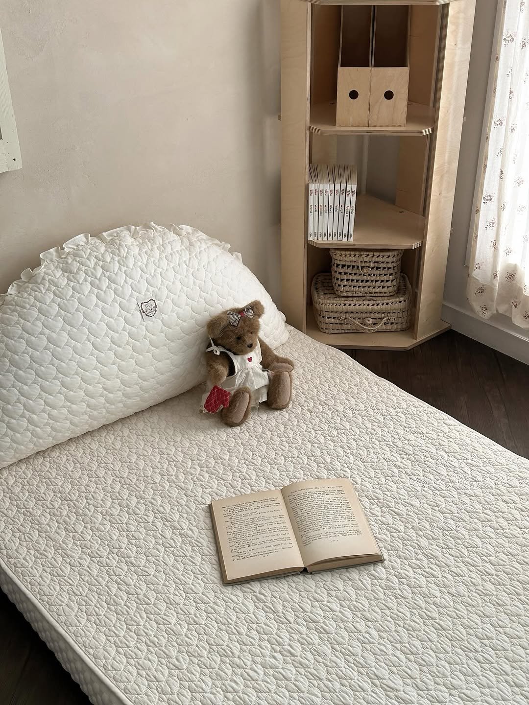 Photo by 포몽드 · 아기쿨매트 맛집 on August 20, 2025. May be an image of mattress, baby bed, blanket and text.