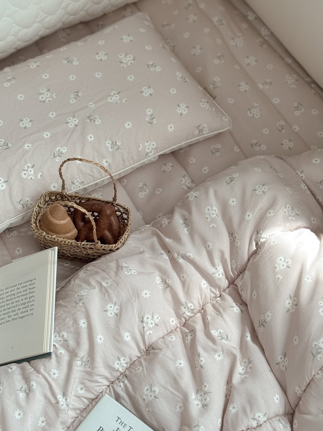 Photo by 포몽드 · 아기쿨매트 맛집 on November 13, 2025. May be an image of bedroom.