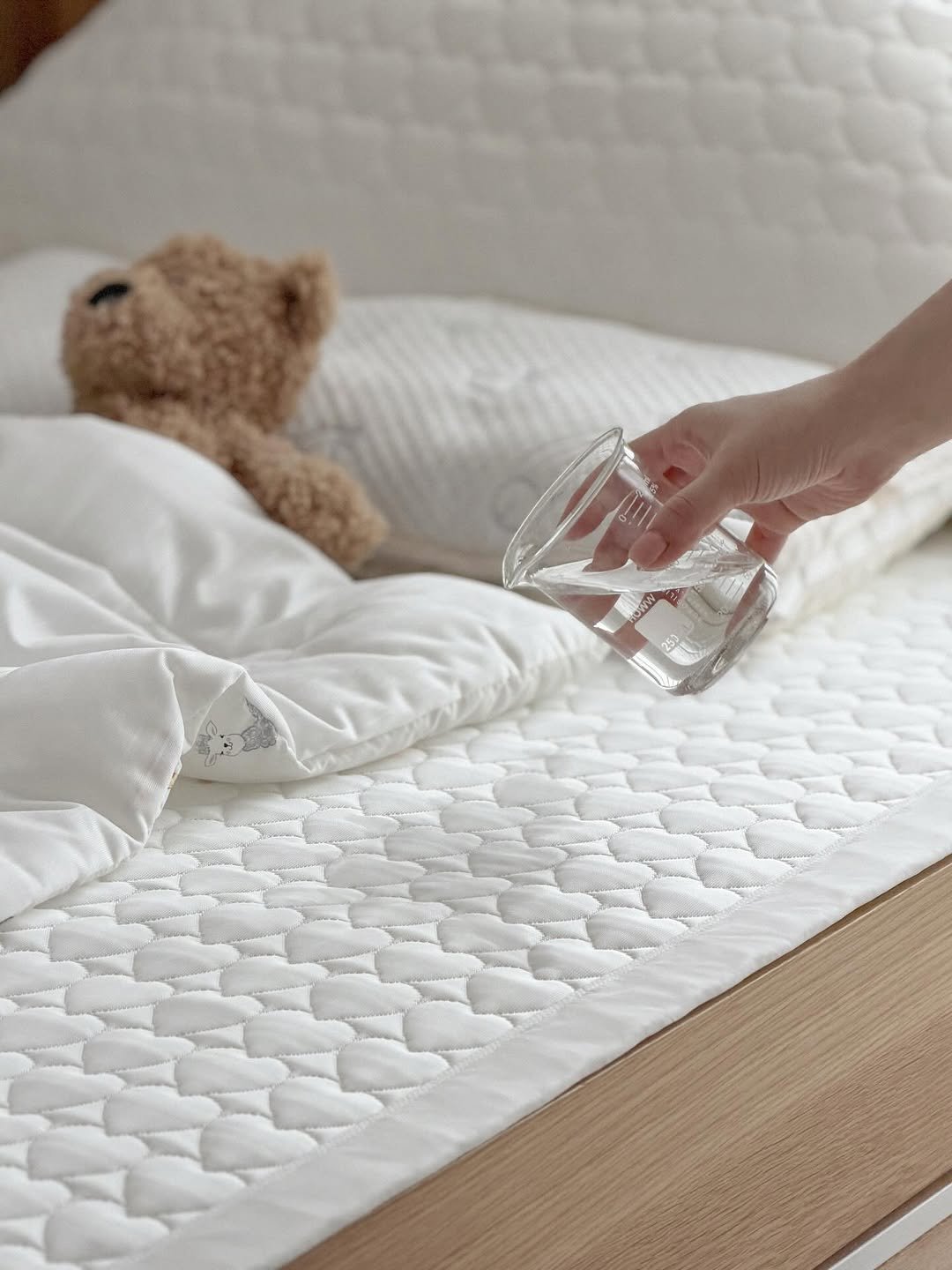 Photo by 포몽드 · 낮잠이불 쿨매트 아기침구♥ on April 16, 2026. May be an image of mattress, bed, bedroom and text.