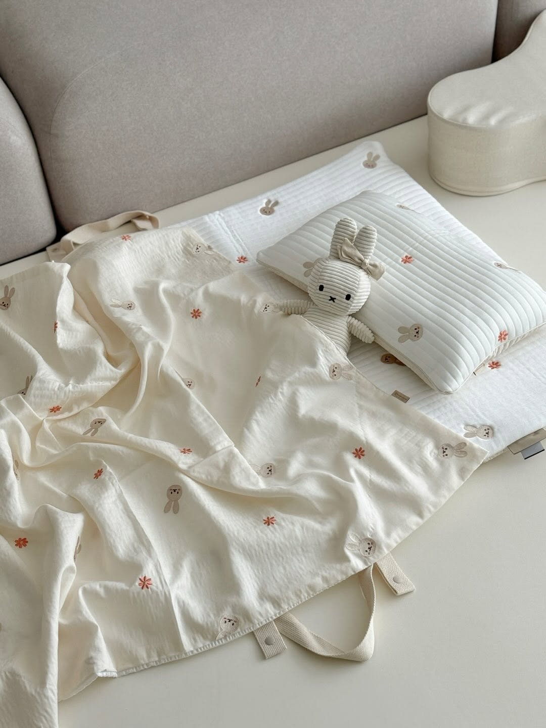 Photo by 포몽드 · 낮잠이불 쿨매트 아기침구♥ on March 05, 2026. May be an image of sleepwear, blanket and text.