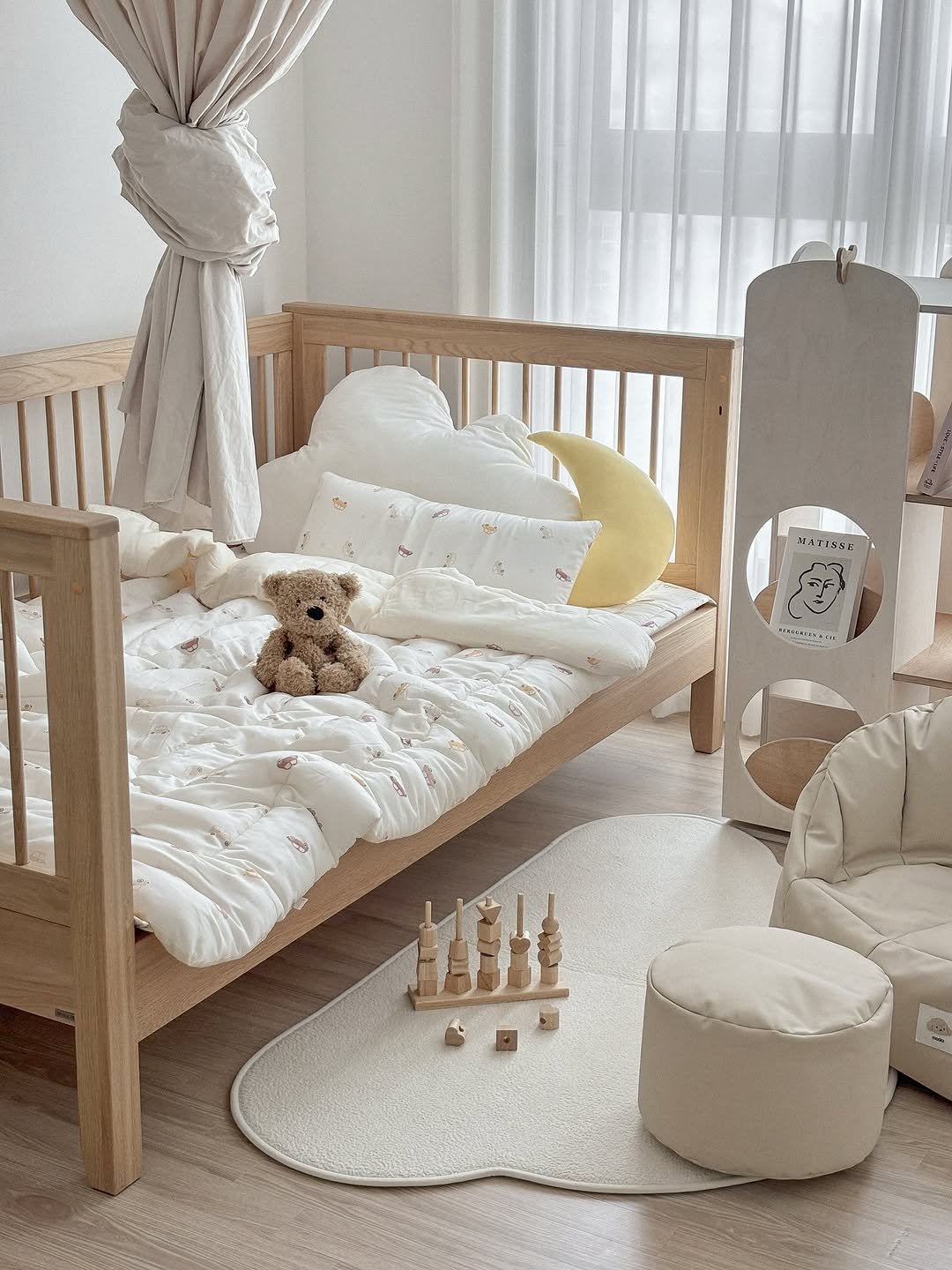 Photo by 포몽드 · 아기쿨매트 맛집 on October 01, 2025. May be an image of bed, indoors, bedroom and text.