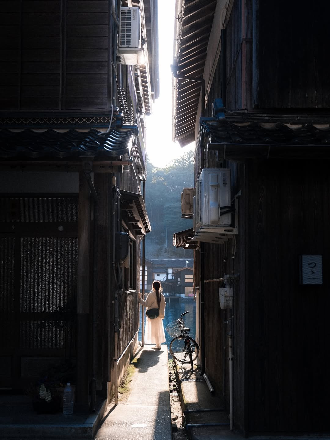 Photo by 🇰🇷여행 포토 크리에이터 윤찬영 | 인생샷달인 on April 18, 2026. May be an image of hallway and text.