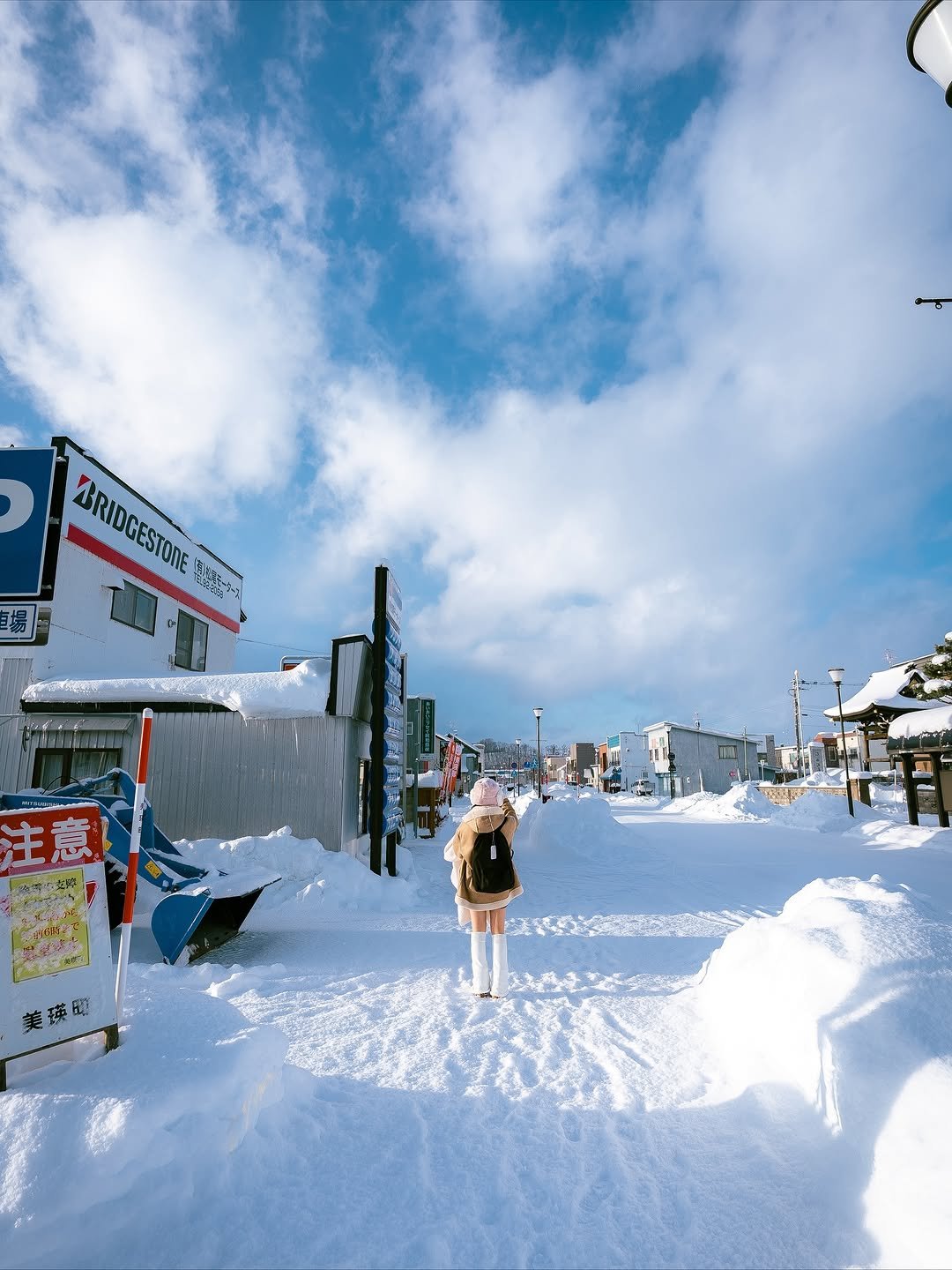 Photo by 여행 포토 크리에이터 윤찬영 | 인생샷달인 on October 13, 2025. May be an image of snowman, ski, arctic, ski slope, snow and text.