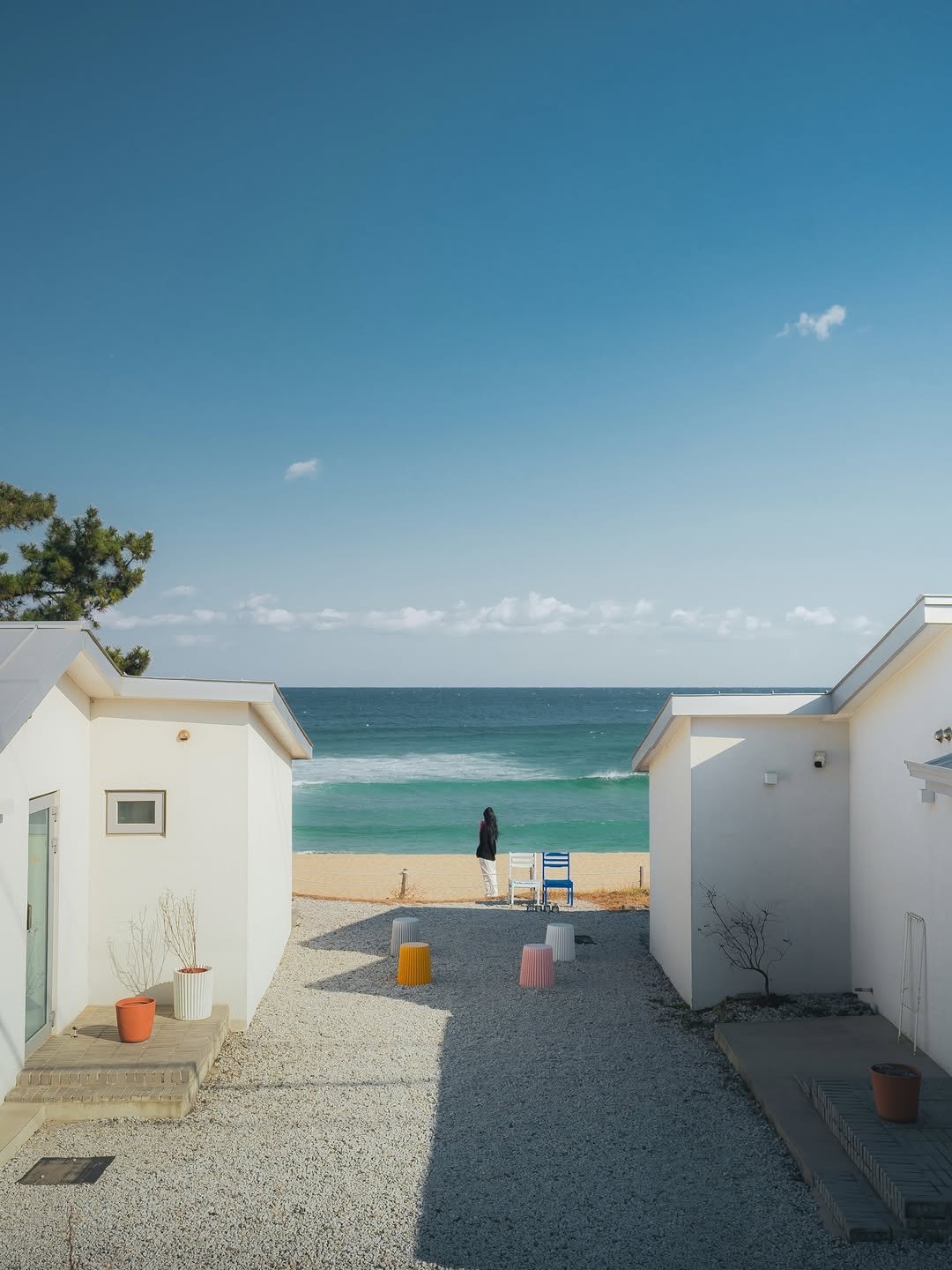 Photo by 여행 포토 크리에이터 윤찬영 | 인생샷달인 on December 09, 2025. May be an image of beach, coast, water and text.